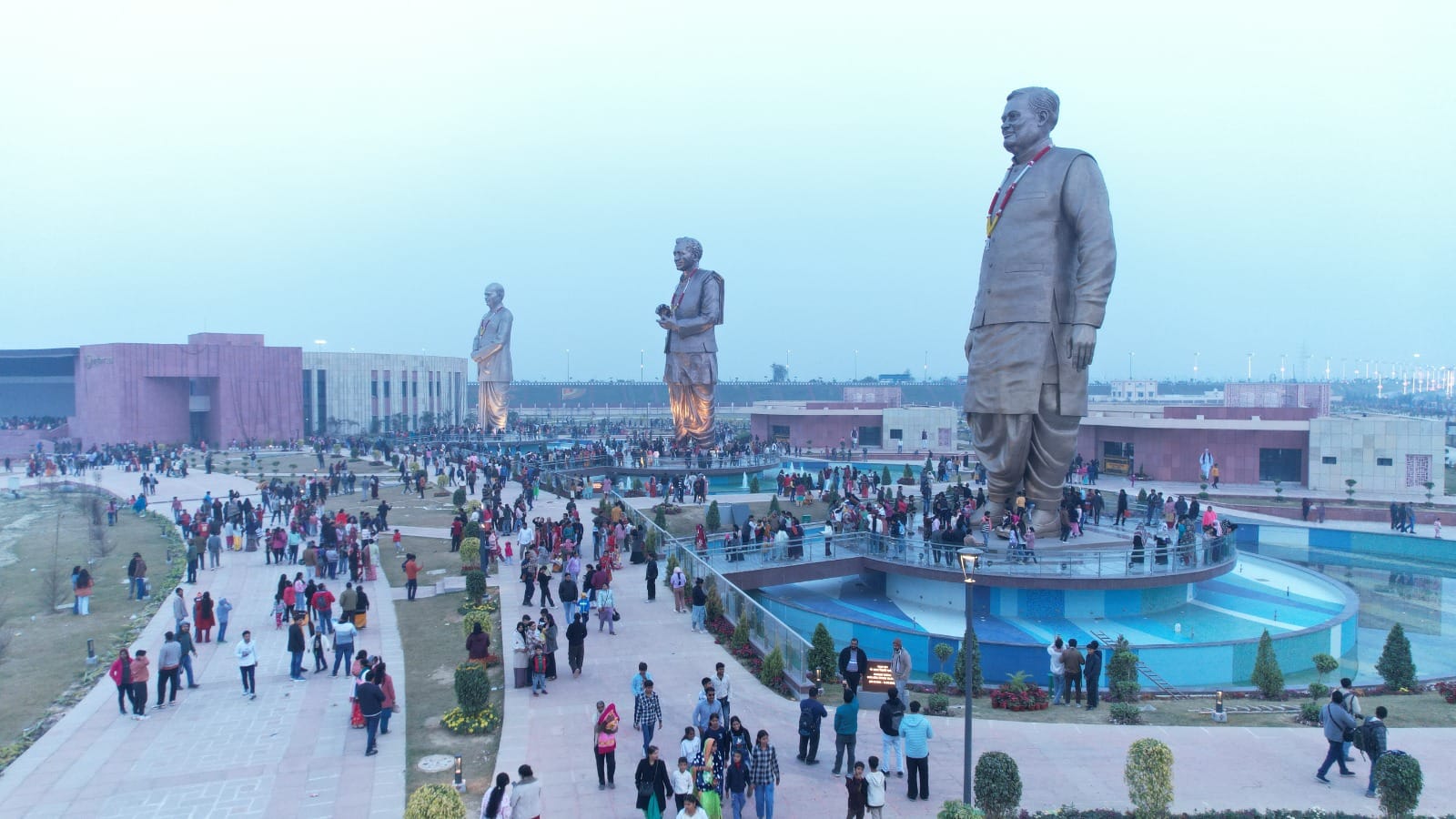 साल के पहले दिन राष्ट्र प्रेरणा स्थल, आंबेडकर पार्क, जनेश्वर मिश्रा पार्क, इमामबाड़ा पहुंचे लोग