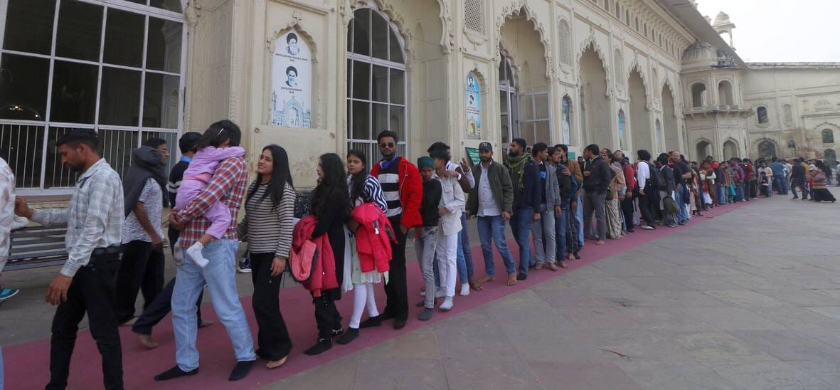 साल के पहले दिन राष्ट्र प्रेरणा स्थल, आंबेडकर पार्क, जनेश्वर मिश्रा पार्क, इमामबाड़ा पहुंचे लोग