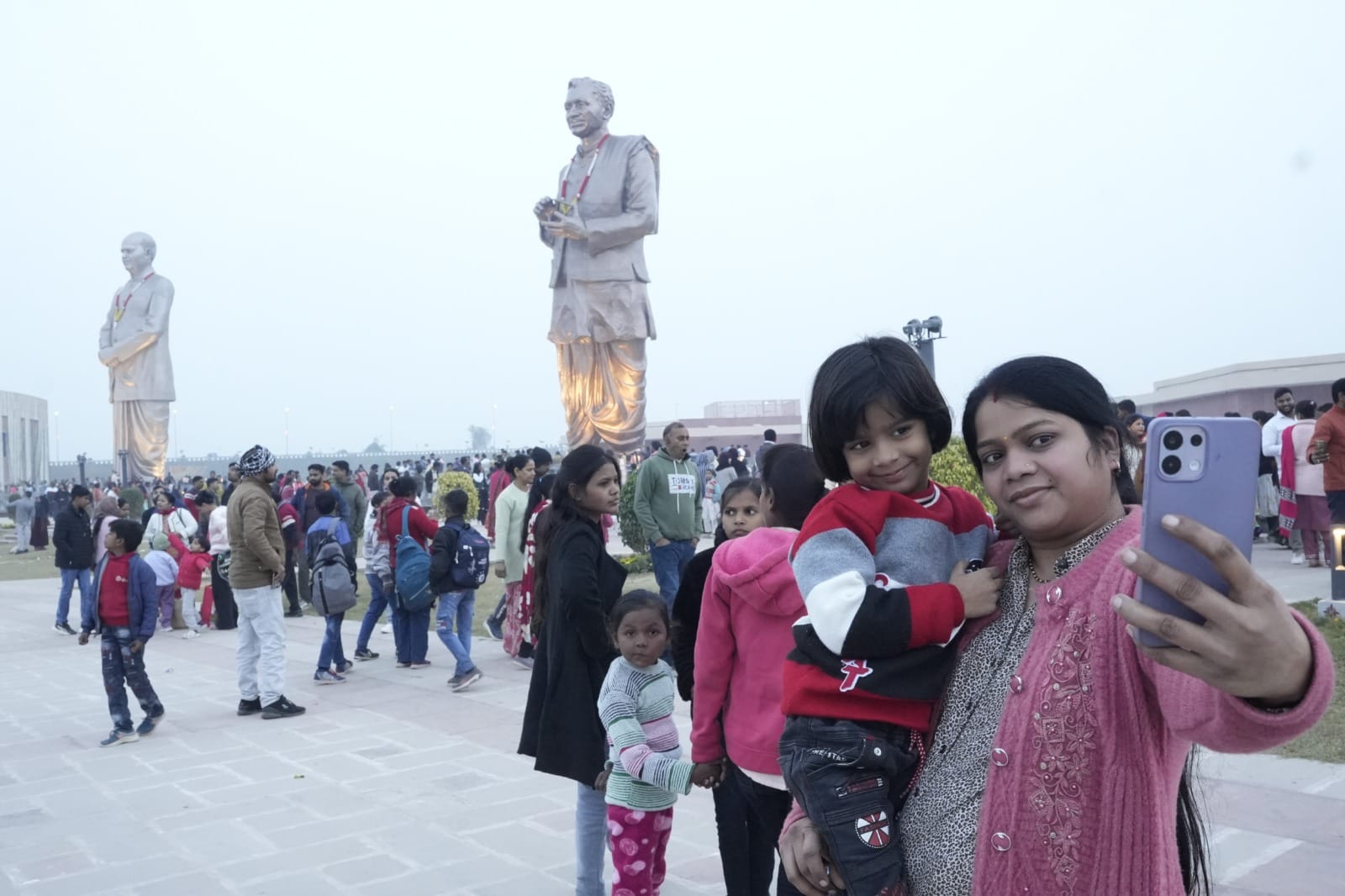 साल के पहले दिन राष्ट्र प्रेरणा स्थल, आंबेडकर पार्क, जनेश्वर मिश्रा पार्क, इमामबाड़ा पहुंचे लोग