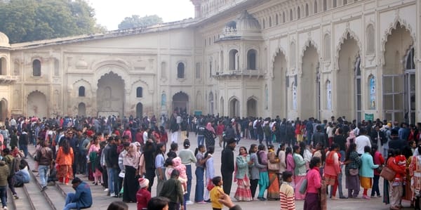 साल के पहले दिन राष्ट्र प्रेरणा स्थल, आंबेडकर पार्क, जनेश्वर मिश्रा पार्क, इमामबाड़ा पहुंचे लोग