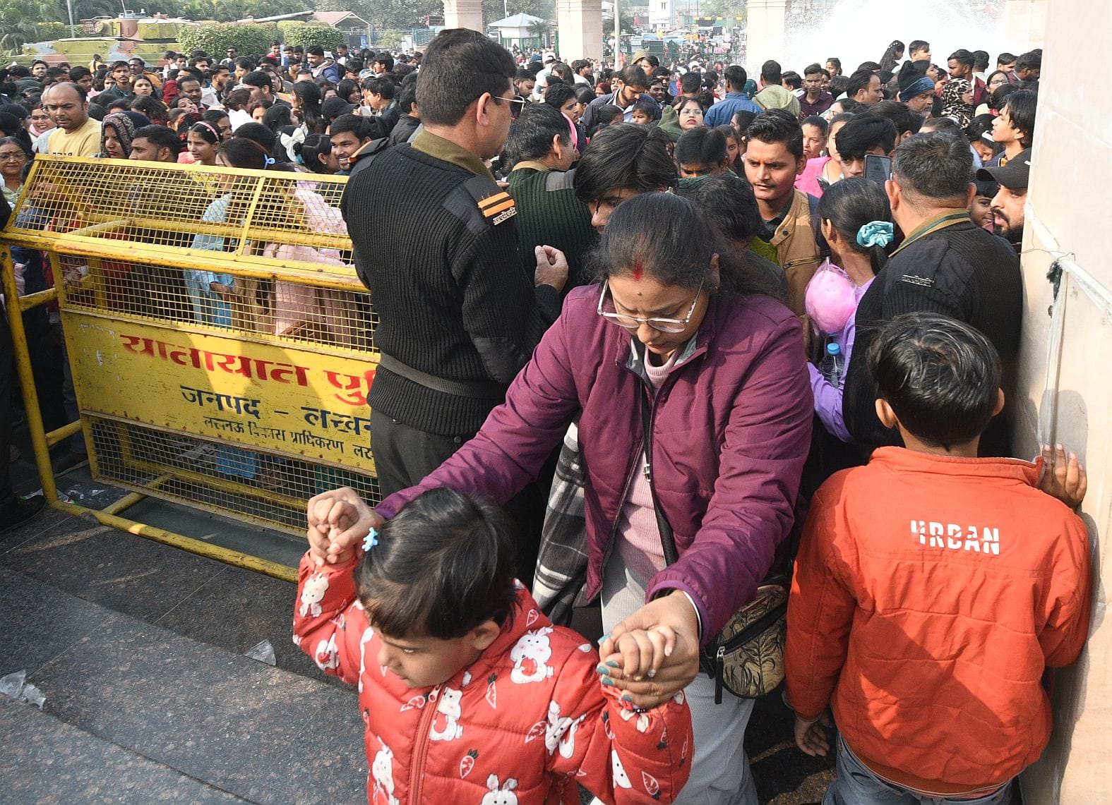 साल के पहले दिन राष्ट्र प्रेरणा स्थल, आंबेडकर पार्क, जनेश्वर मिश्रा पार्क, इमामबाड़ा पहुंचे लोग