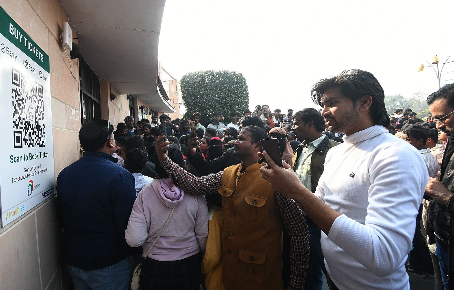 साल के पहले दिन राष्ट्र प्रेरणा स्थल, आंबेडकर पार्क, जनेश्वर मिश्रा पार्क, इमामबाड़ा पहुंचे लोग