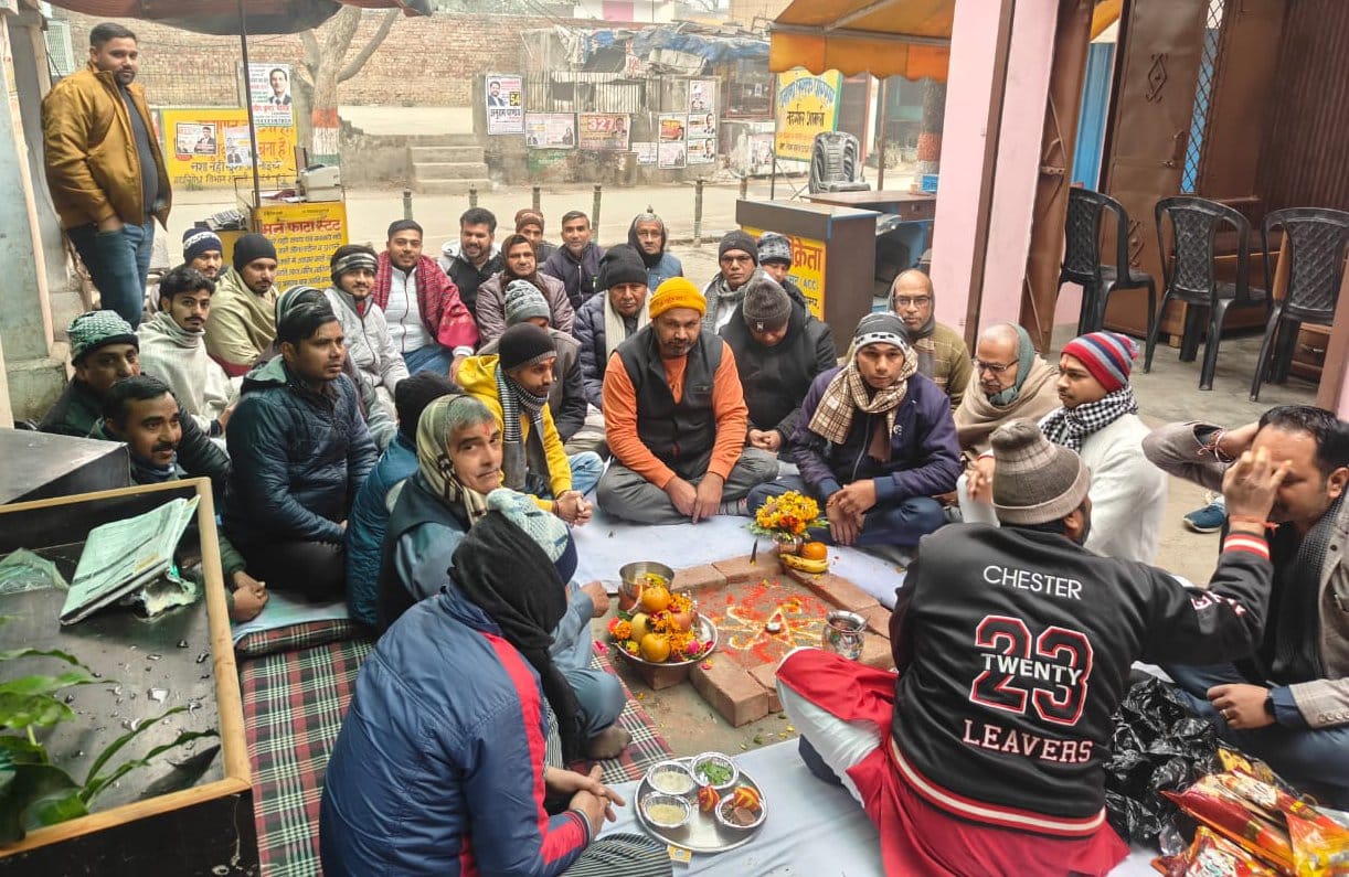 शामली में अग्रसैन पार्क पर नव वर्ष पर पूजन   करते टैक्सी चालक ।  संवाद