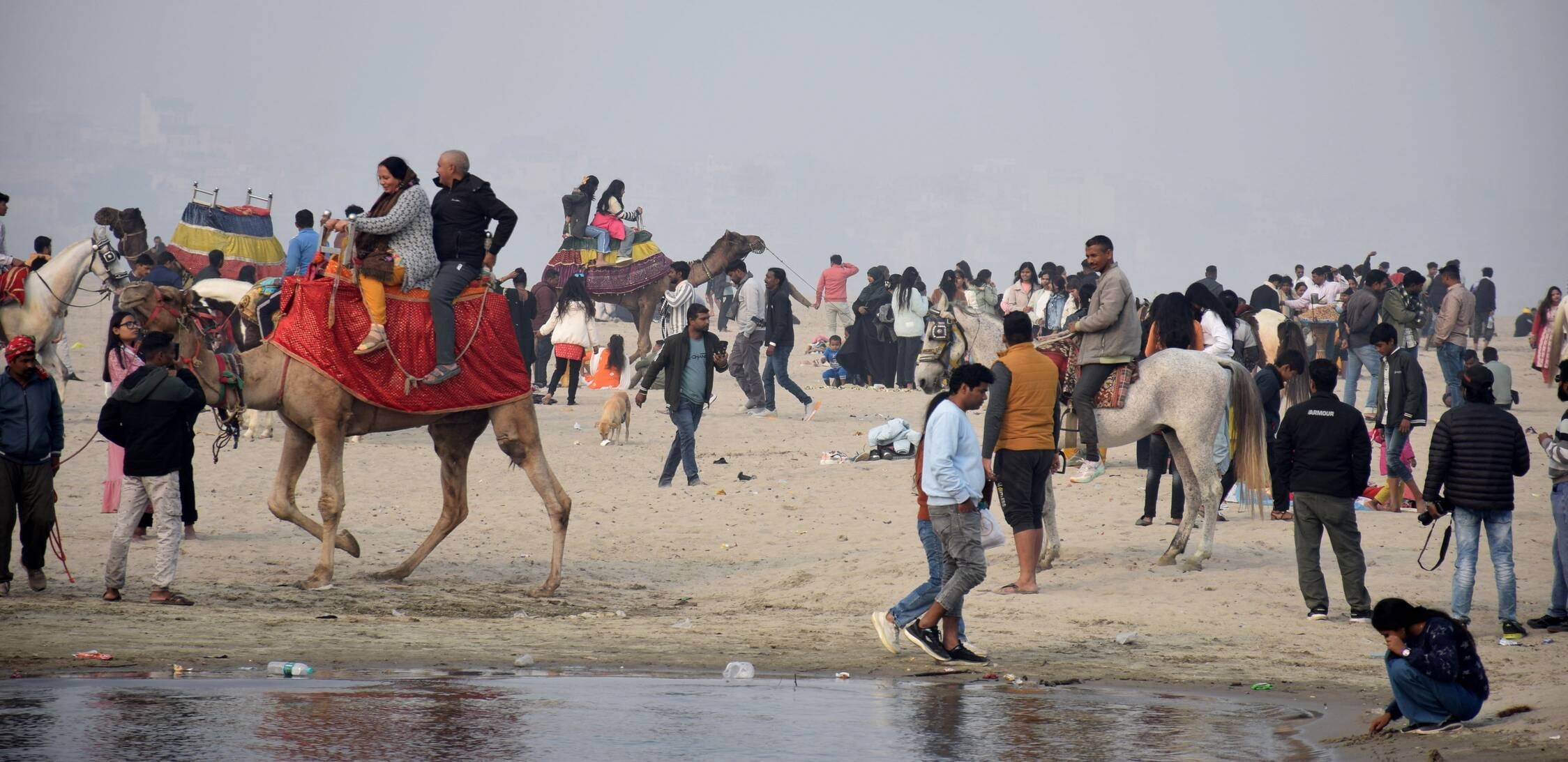 वाराणसी में बृहस्पतिवार को नव वर्ष पर घाट उस पार जश्न मनाने पहुचें लोग । संवाद वाराणसी में बृहस्पतिवार को नव वर्ष पर घाट उस पार जश्न मनाने पहुचें लोग । संवाद
