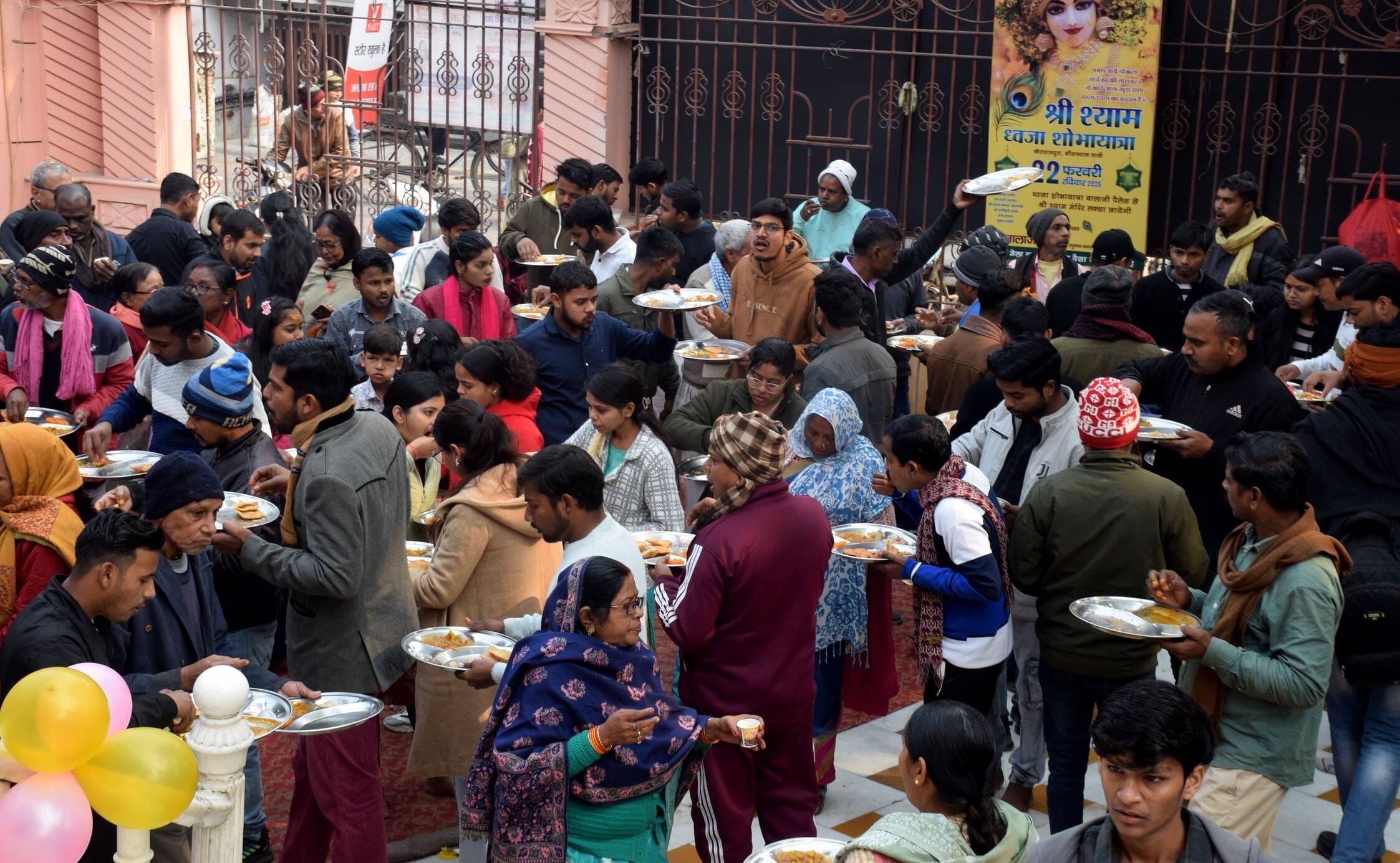 वाराणसी में बृहस्पतिवार को नव वर्ष पर त्रिदेव मंदिर में दर्शन करते लोग । संवाद वाराणसी में बृहस्पतिवार को नव वर्ष पर त्रिदेव मंदिर में दर्शन करते लोग । संवाद