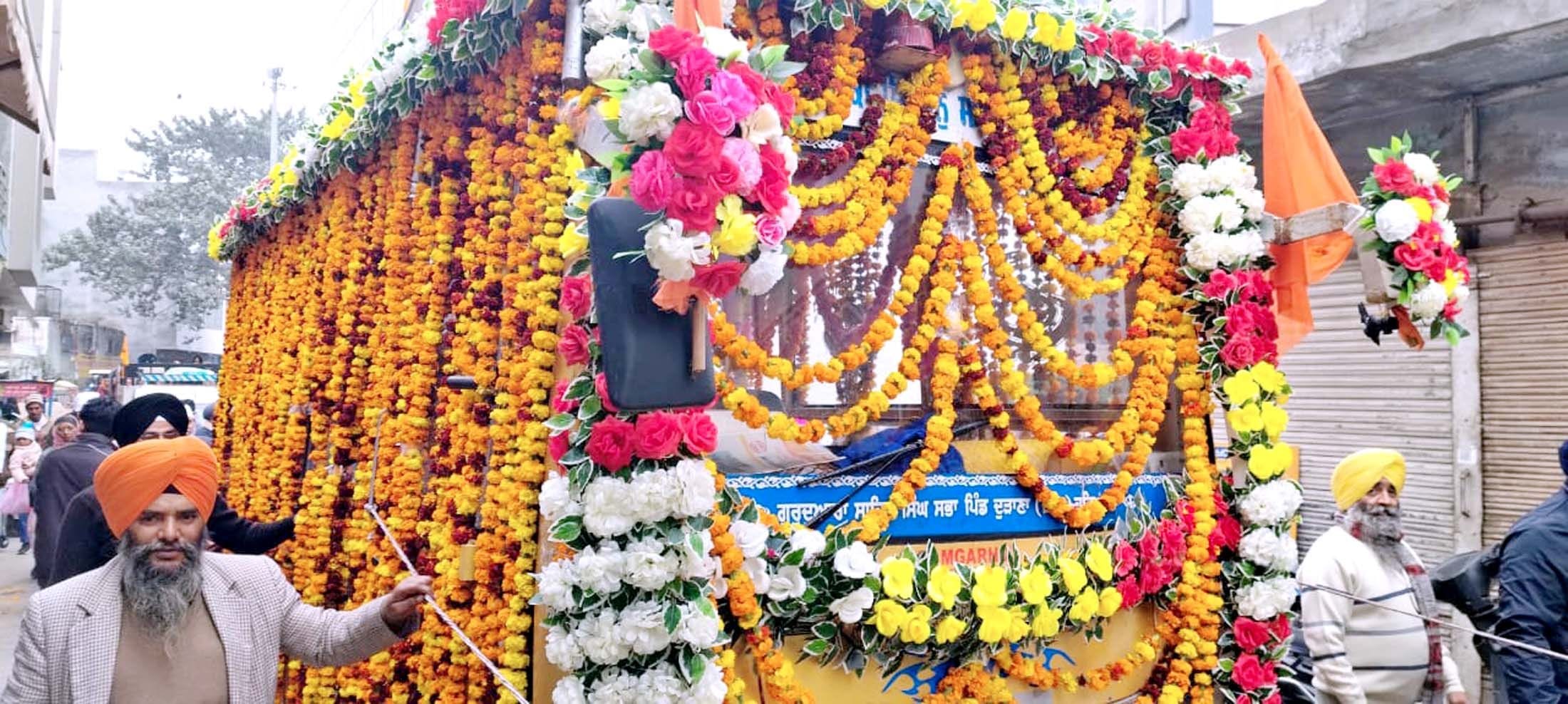 02जेएनडी03: नगर कीर्तन के साथ चल रहा मिल्ट्री बैंड। आयोजक