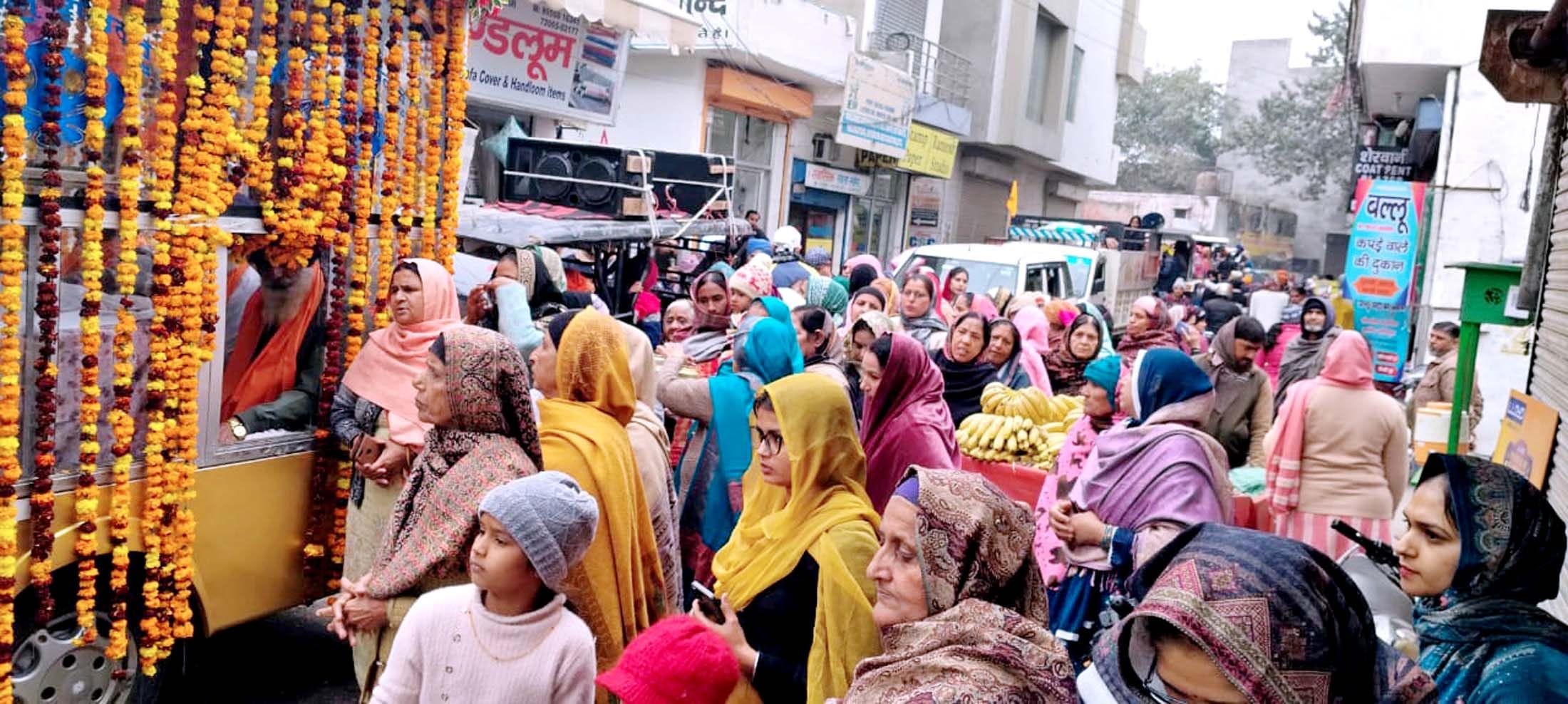 02जेएनडी03: नगर कीर्तन के साथ चल रहा मिल्ट्री बैंड। आयोजक