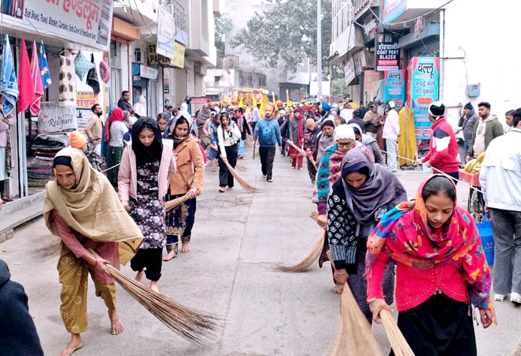 02जेएनडी03: नगर कीर्तन के साथ चल रहा मिल्ट्री बैंड। आयोजक