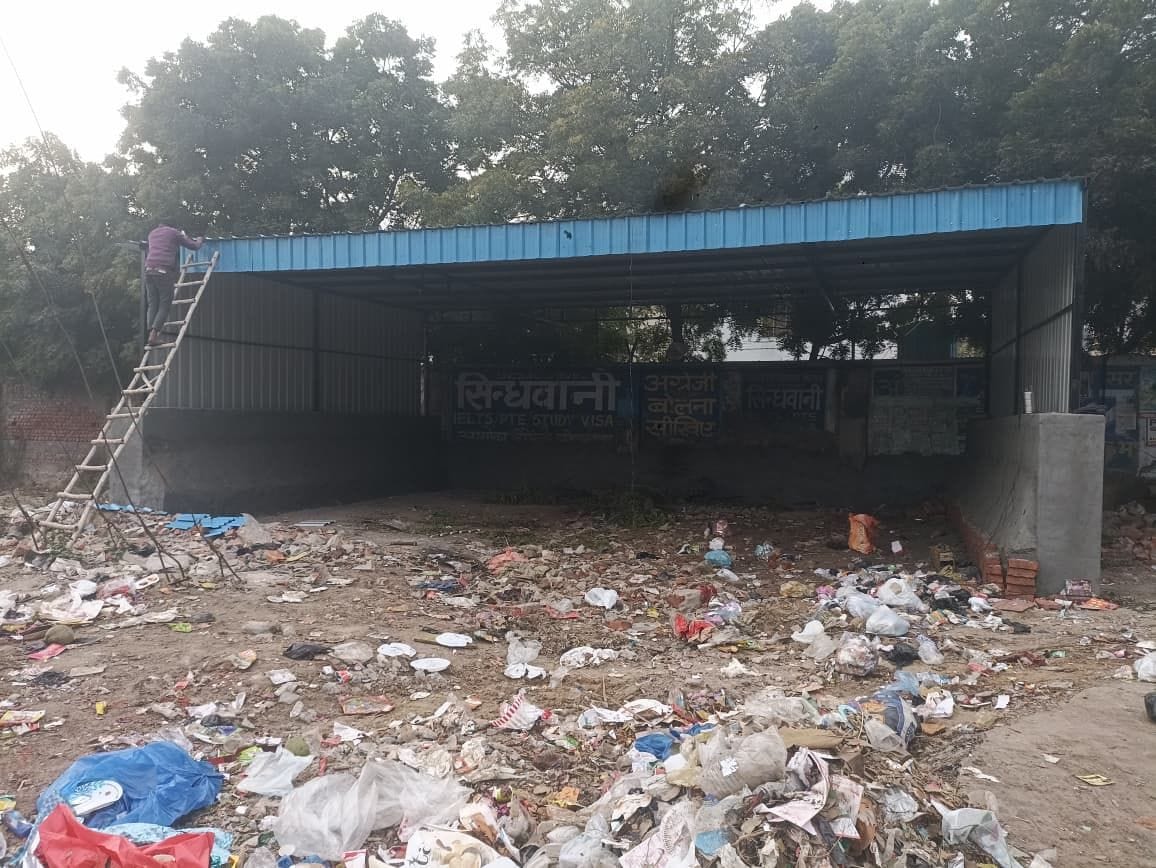 17...पालिका बाजार के पास सड़क किनारे फैली गंदगी। संवाद