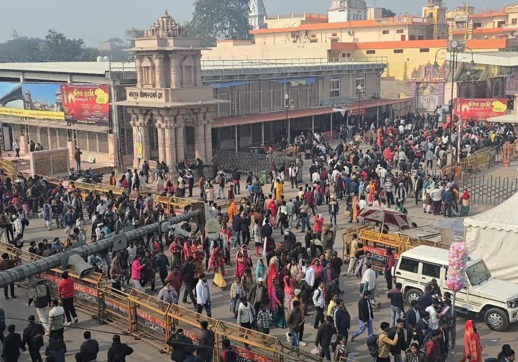 22-माघ पूर्णिमा पर राम की पैड़ी में प्रवाहित सरयू की जलधारा में स्नान करते श्रद्धालु।-संवाद 22-माघ पूर्णिमा पर राम की पैड़ी में प्रवाहित सरयू की जलधारा में स्नान करते श्रद्धालु।-संवाद