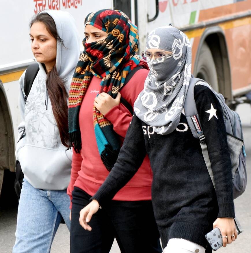 अमर उजाला...दिनभर आसमान में छाये रहे बादल, ठंडे मौसम में बेगमपुल से गुजरते लोग। अमर उजाला...दिनभर आसमान में छाये रहे बादल, ठंडे मौसम में बेगमपुल से गुजरते लोग।