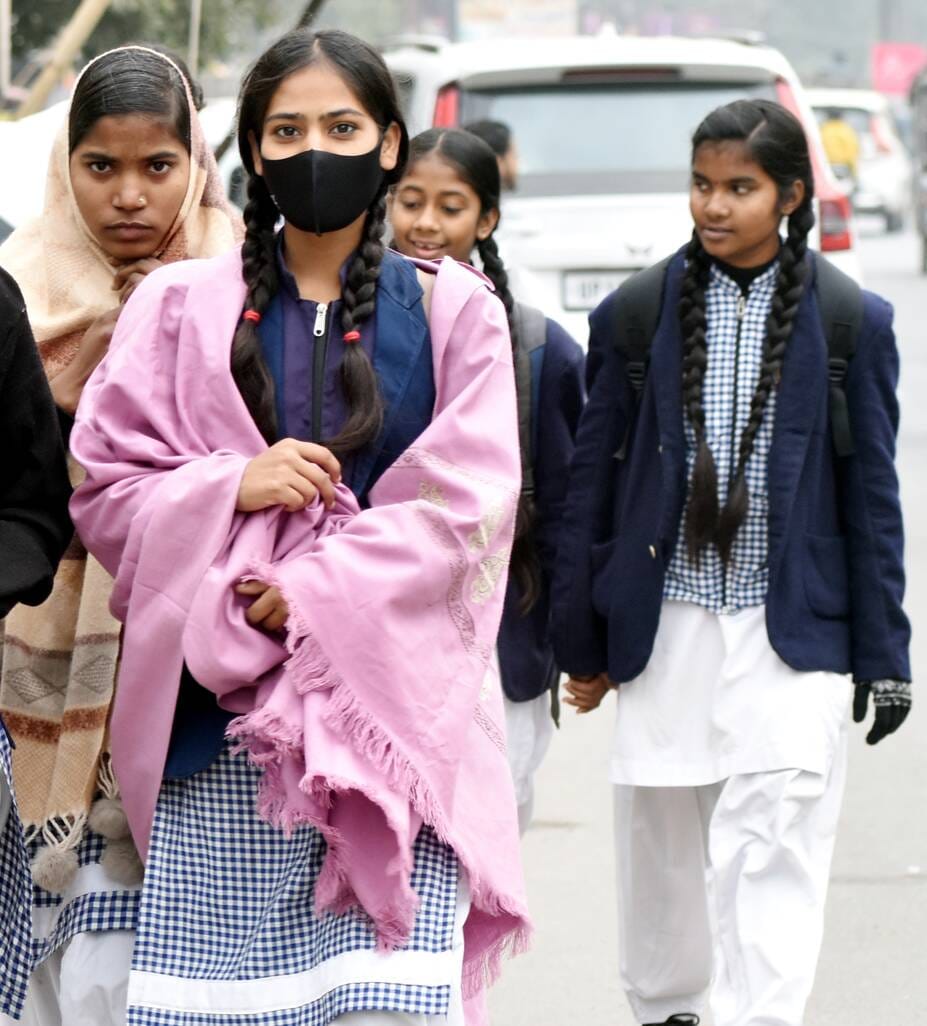 अमर उजाला...दिनभर आसमान में छाये रहे बादल, ठंडे मौसम में बेगमपुल से गुजरते लोग। अमर उजाला...दिनभर आसमान में छाये रहे बादल, ठंडे मौसम में बेगमपुल से गुजरते लोग।