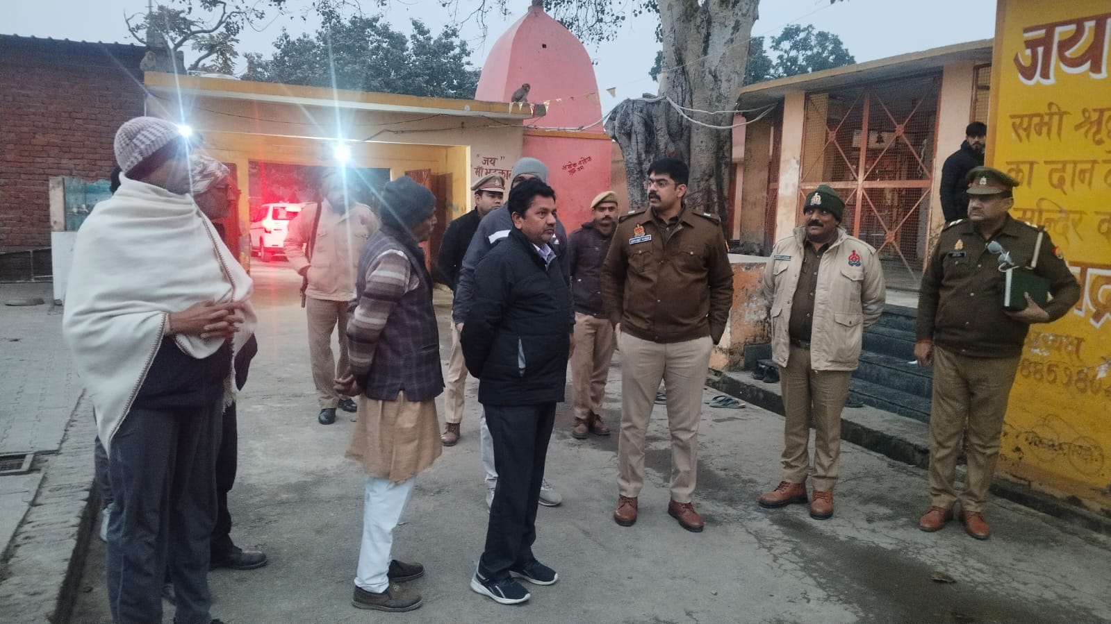 भद्रकाली मंदिर पर सुरक्षा व्यवस्थाओं का जायजा लेते एसपी देहात अभिजीत कुमार एसडीएम संतोष कुमार स भद्रकाली मंदिर पर सुरक्षा व्यवस्थाओं का जायजा लेते एसपी देहात अभिजीत कुमार एसडीएम संतोष कुमार स