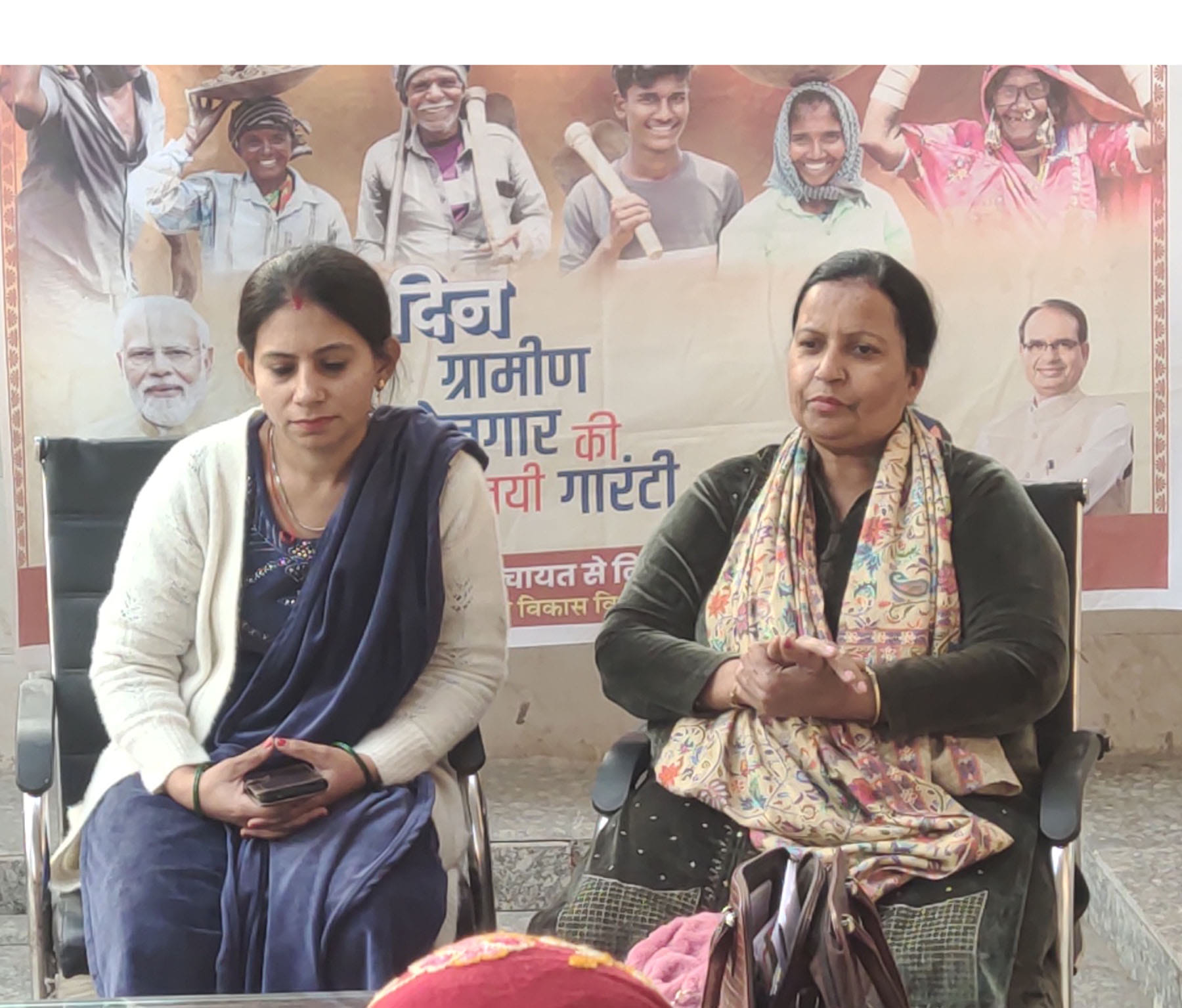 बैठक में महिलाओं से बातचीत करती सरपंच शकुंतला। संवाद बैठक में महिलाओं से बातचीत करती सरपंच शकुंतला। संवाद