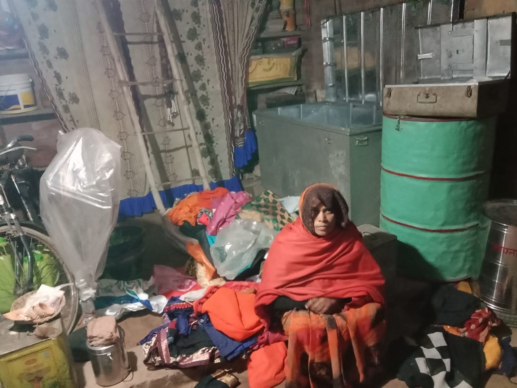 चोरी की वारदात के बाद घर का टूटा दरवाजा- संवाद