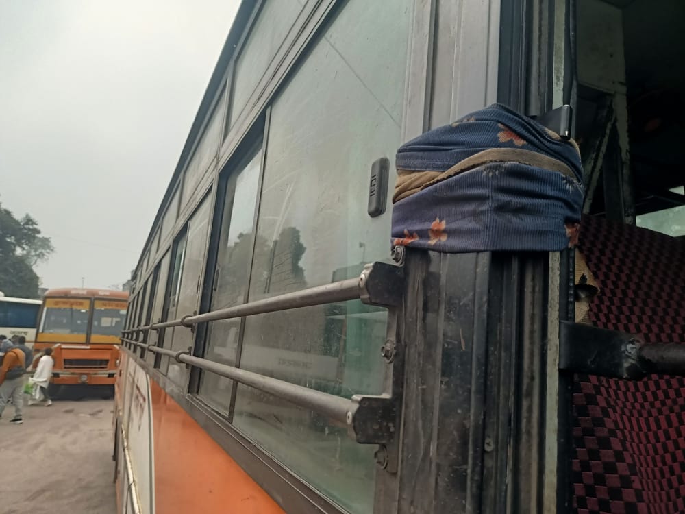 चारबाग डिपो पर बसों का हाल। 