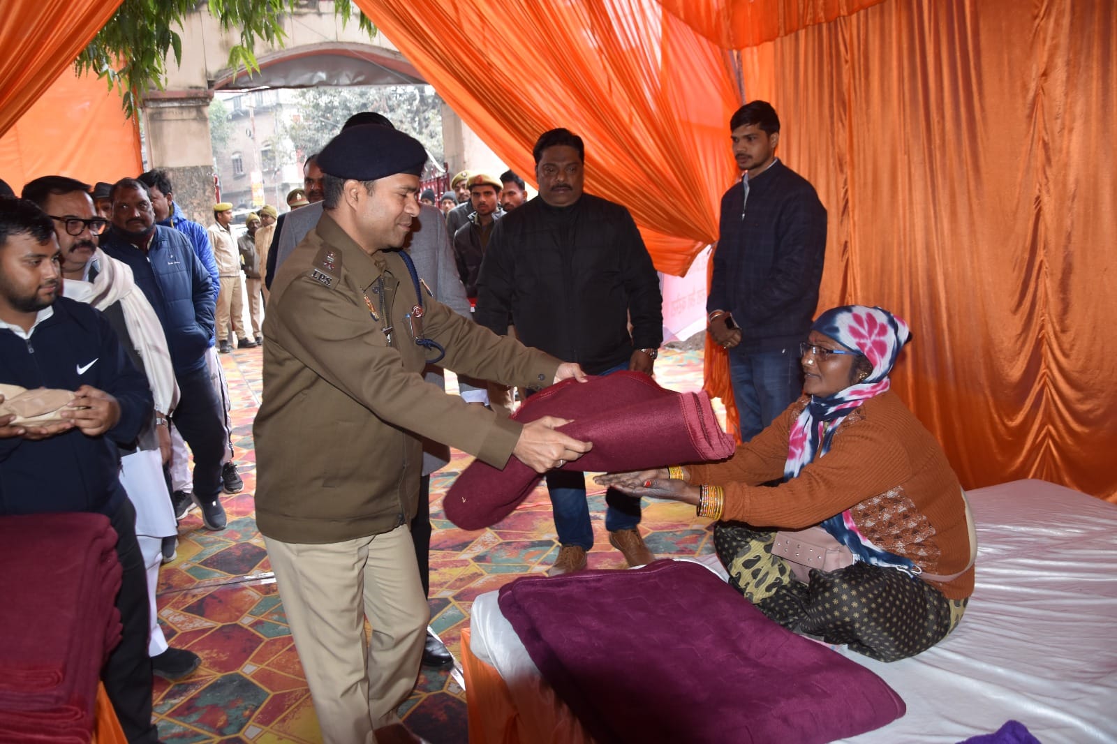 छावनी में रैन बसेरा शुरू, बांटे गए कंबल व फल छावनी में रैन बसेरा शुरू, बांटे गए कंबल व फल