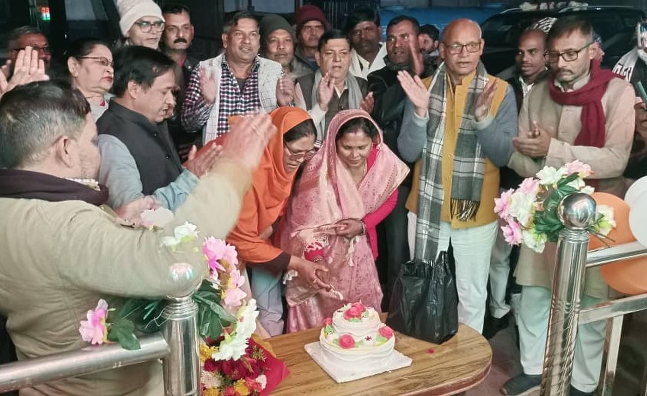 फोटो-26-खागा नगर पंचायत के स्थापना दिवस पर केक काटती खागा विधायक व चेयरमैन। संवाद फोटो-26-खागा नगर पंचायत के स्थापना दिवस पर केक काटती खागा विधायक व चेयरमैन। संवाद
