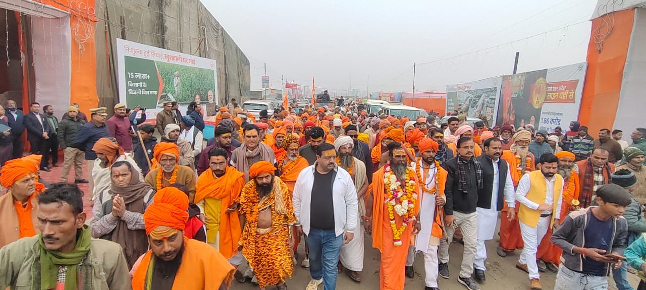फोटो-26 मेला रामनगरिया शुरू होने से पहे पांचाल घाट गंगा पुल से शंखनाद करता साधु। करुणेश अवस्थी फोटो-26 मेला रामनगरिया शुरू होने से पहे पांचाल घाट गंगा पुल से शंखनाद करता साधु। करुणेश अवस्थी