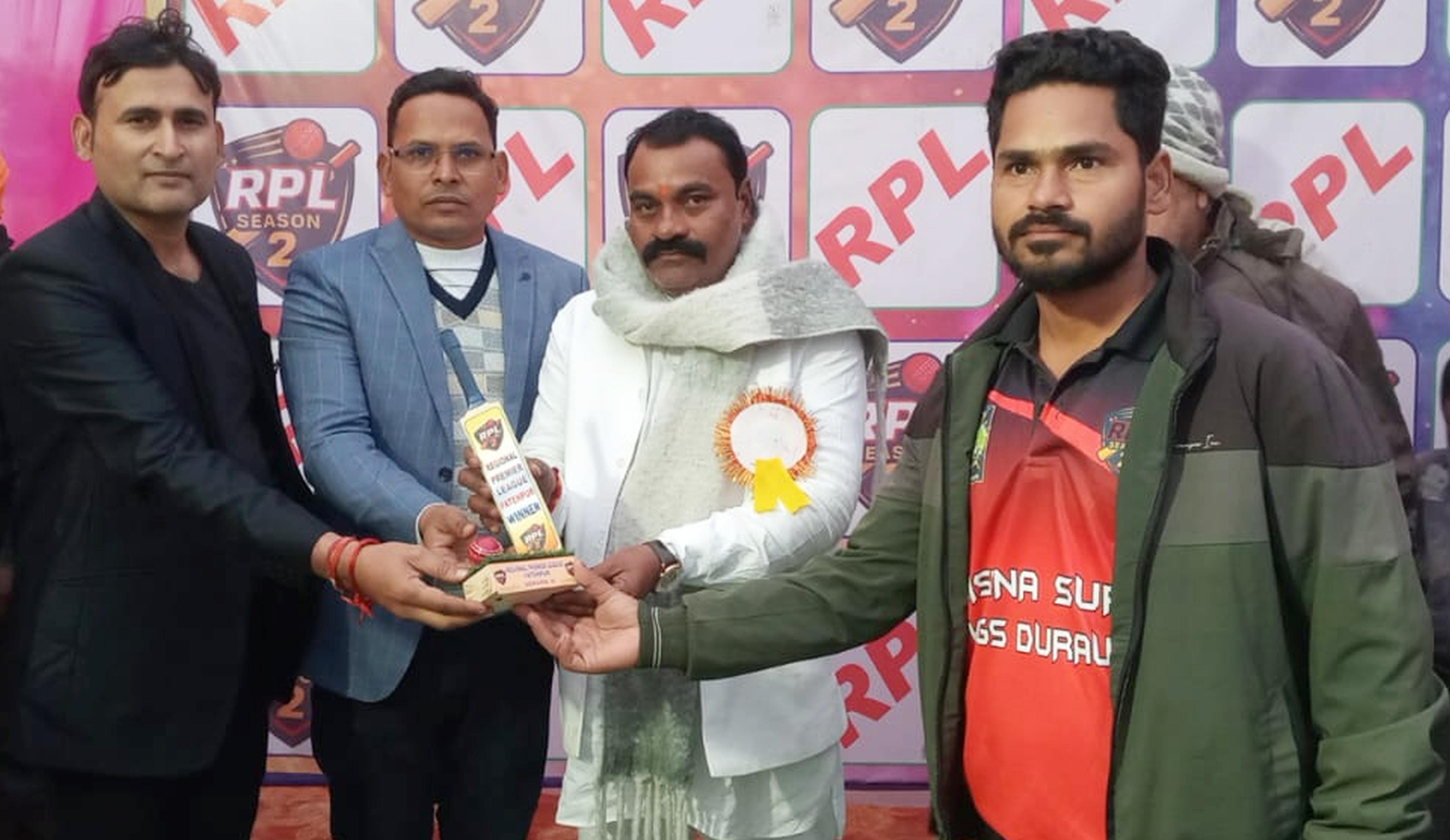 फोटो-28-अमौली में शिवम को मैंन ऑफ द मैच प्रदान करते पदाधिकारी। संवाद