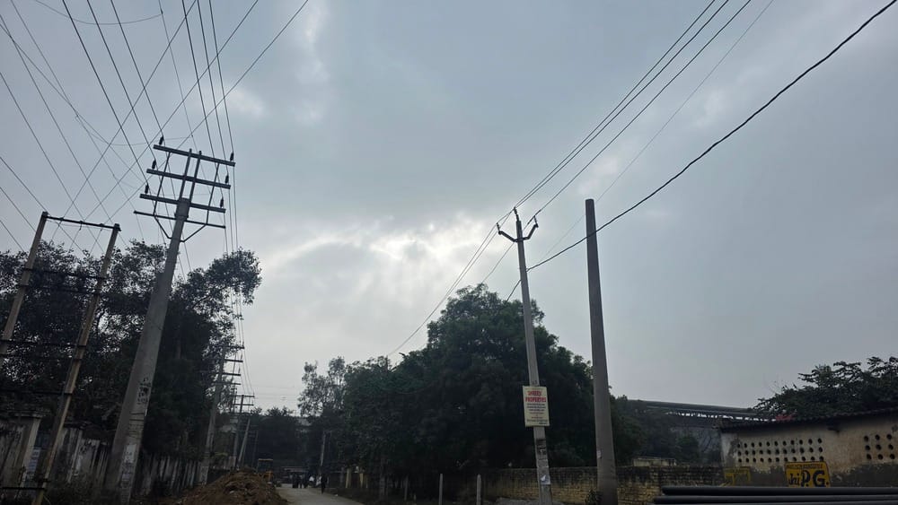 फोटो-56: बहादुरगढ़ में दिल्ली रोहतक रोड पर सुबह छाए कोहरे के बीच गुजरते लोग। संवाद