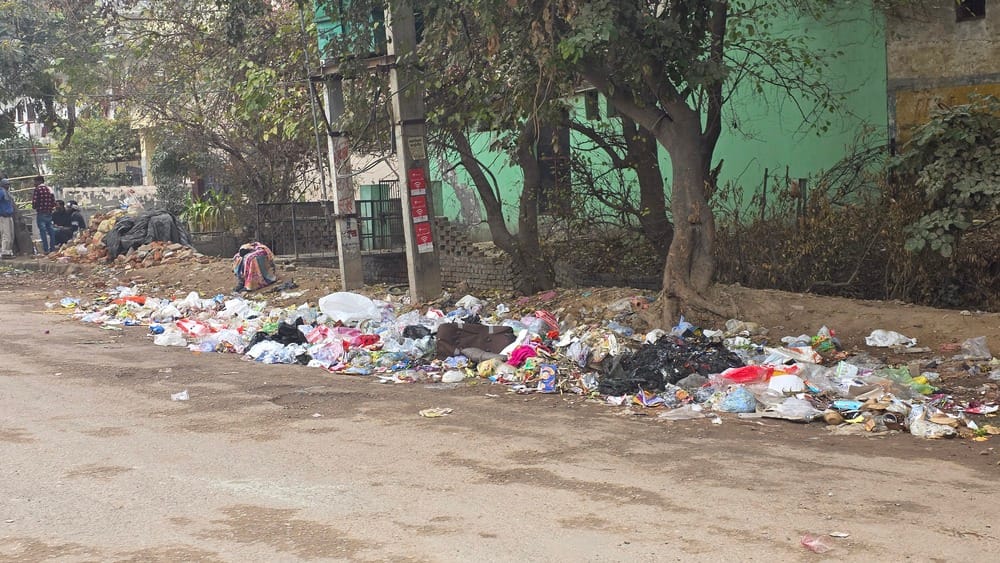 फोटो-60: बहादुरगढ़ में नगर परिषद के गेट पर धरना देकर नारेबाजी करते सफाई कर्मचारी। संवाद फोटो-60: बहादुरगढ़ में नगर परिषद के गेट पर धरना देकर नारेबाजी करते सफाई कर्मचारी। संवाद