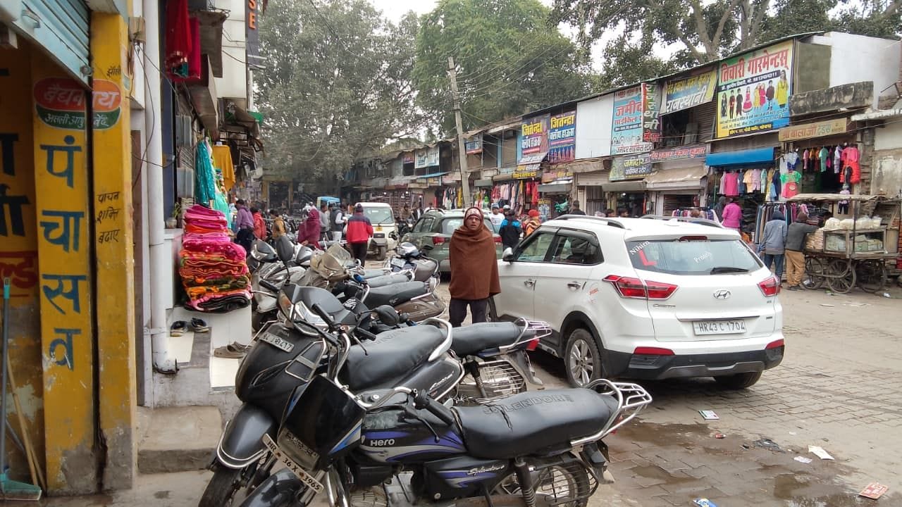 फोटो संख्या:60- बालाजी चौक के नजदीक नगर पालिका की ओर से बनाई गई अस्थाई पार्किंग में खड़े कम वाह फोटो संख्या:60- बालाजी चौक के नजदीक नगर पालिका की ओर से बनाई गई अस्थाई पार्किंग में खड़े कम वाह