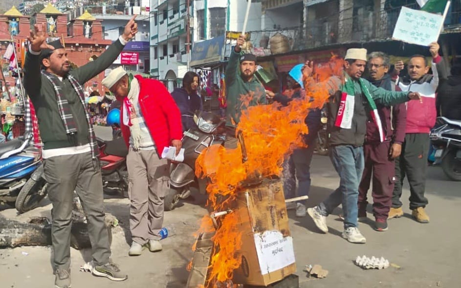 गोपेश्वर में अंकिता भंडारी हत्याकांड में वीआईपी का पुतला फूंकते उक्रांद कार्यकर्ता। संवाद गोपेश्वर में अंकिता भंडारी हत्याकांड में वीआईपी का पुतला फूंकते उक्रांद कार्यकर्ता। संवाद