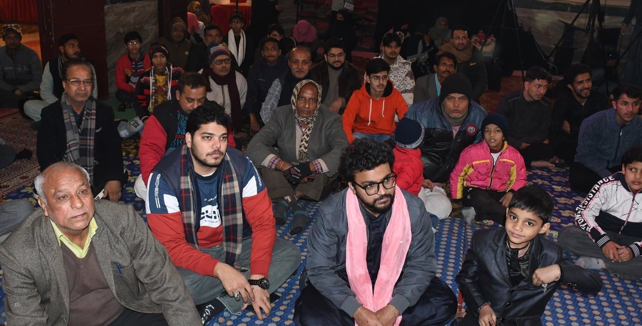 हजरत अली की विलादत की पूर्व संध्या पर चौक स्थित इमामबाड़ा आगा बाकर में सजी महफिल में मौजूूद लोग हजरत अली की विलादत की पूर्व संध्या पर चौक स्थित इमामबाड़ा आगा बाकर में सजी महफिल में मौजूूद लोग