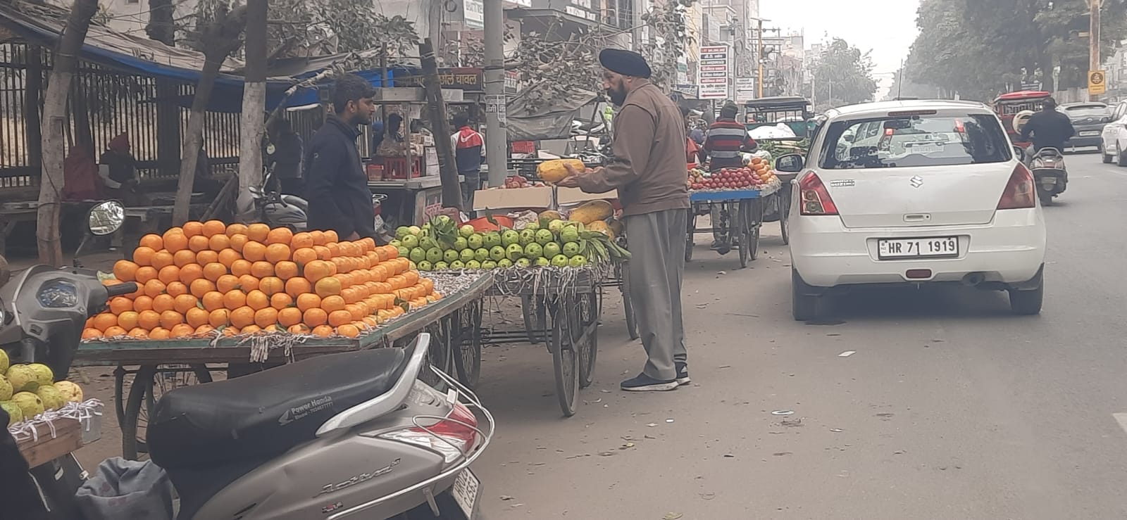 जगाधरी की गणेश मार्केट के वेंडिंग जोन में टूटे शेड। संवाद जगाधरी की गणेश मार्केट के वेंडिंग जोन में टूटे शेड। संवाद