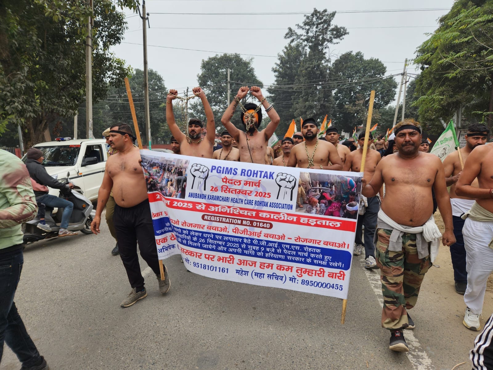कुरुक्षेत्र। अर्धनग्न होकर हाथों में बेड़िया डालकर प्रदर्शन करते पीजीआई रोहतक के कर्मचारी। संवा कुरुक्षेत्र। अर्धनग्न होकर हाथों में बेड़िया डालकर प्रदर्शन करते पीजीआई रोहतक के कर्मचारी। संवा