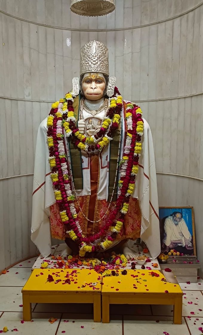 कड़ाके की सर्दी में भगवान भी ऊनी वस्त्रों में कड़ाके की सर्दी में भगवान भी ऊनी वस्त्रों में