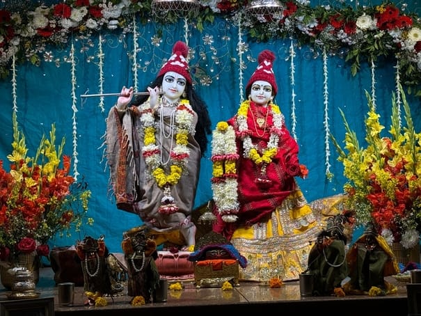 कड़ाके की सर्दी में भगवान भी ऊनी वस्त्रों में कड़ाके की सर्दी में भगवान भी ऊनी वस्त्रों में