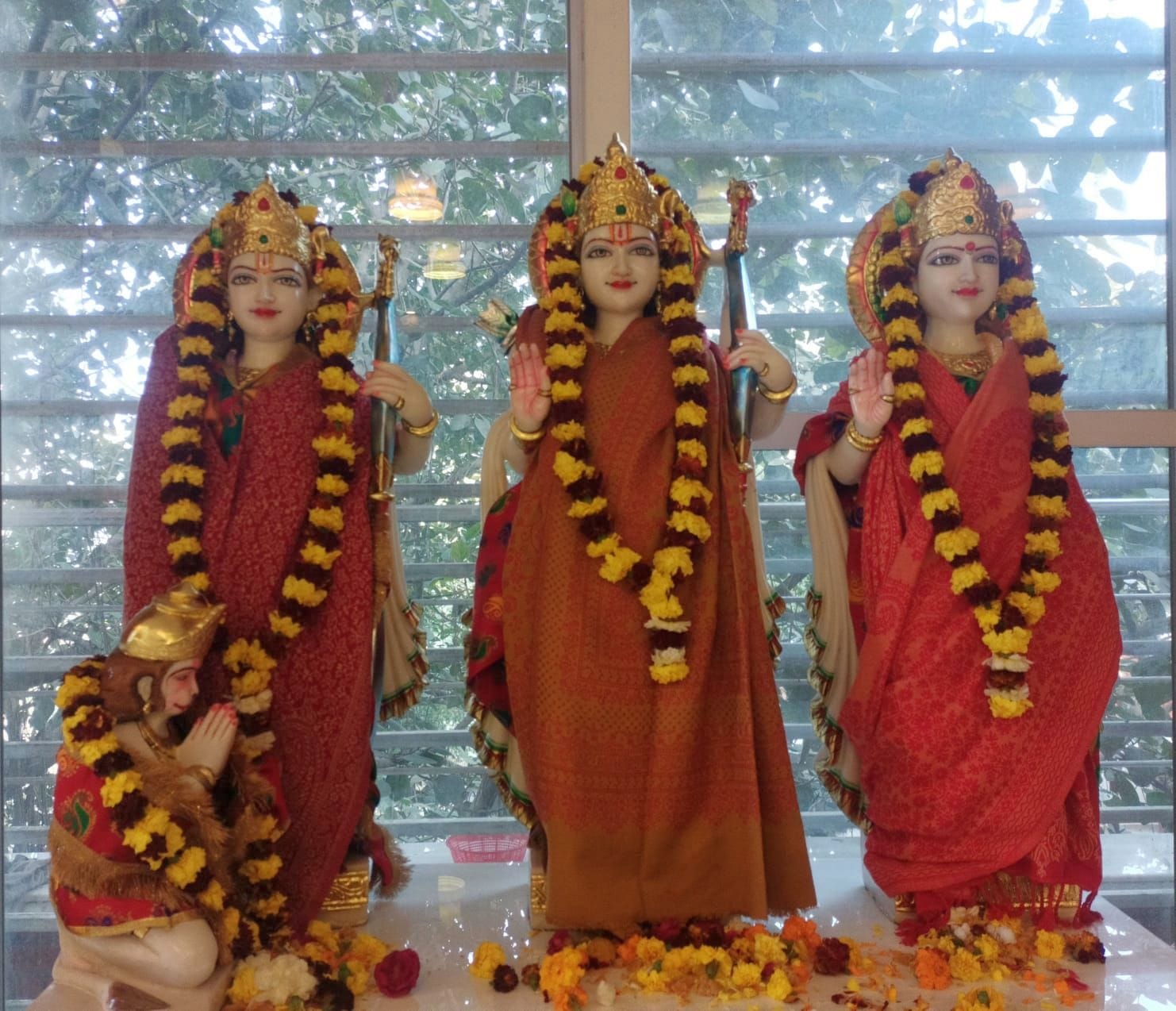 कड़ाके की सर्दी में भगवान भी ऊनी वस्त्रों में कड़ाके की सर्दी में भगवान भी ऊनी वस्त्रों में