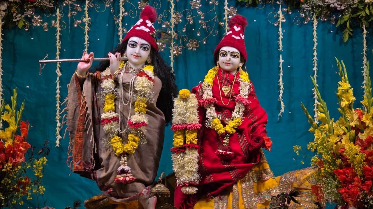 कड़ाके की सर्दी में भगवान भी ऊनी वस्त्रों में कड़ाके की सर्दी में भगवान भी ऊनी वस्त्रों में