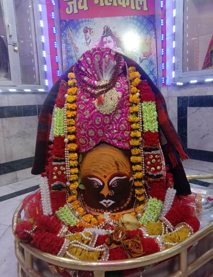 कड़ाके की सर्दी में भगवान भी ऊनी वस्त्रों में कड़ाके की सर्दी में भगवान भी ऊनी वस्त्रों में