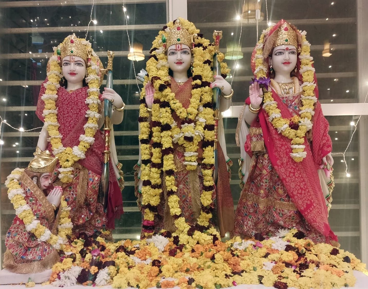 कड़ाके की सर्दी में भगवान भी ऊनी वस्त्रों में कड़ाके की सर्दी में भगवान भी ऊनी वस्त्रों में