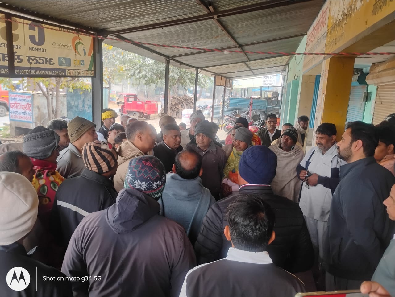 मंदिर का टूटा हुआ दान पात्र। संवाद