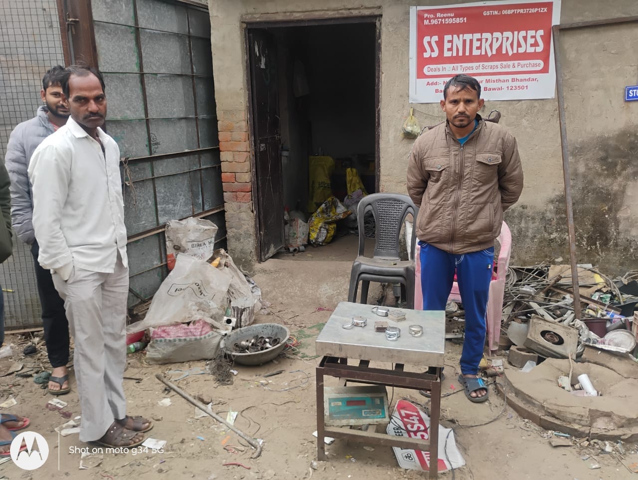 मंदिर का टूटा हुआ दान पात्र। संवाद