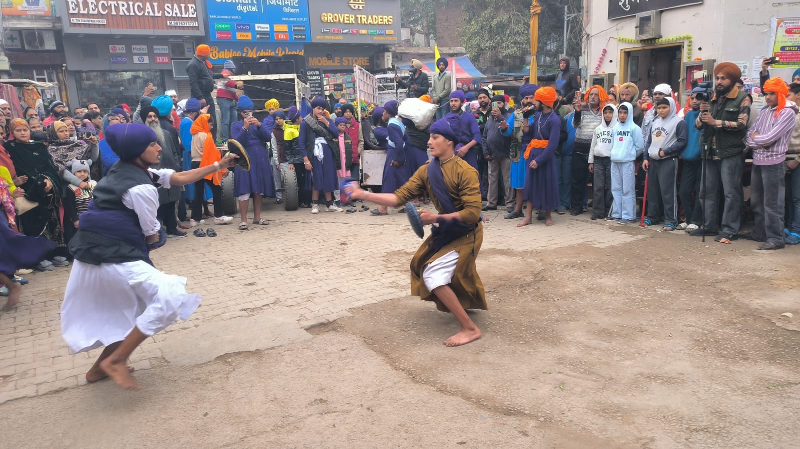 नालागढ़ में निकाले गए नगर कीर्तन में पांच प्यारों के साथ संगत- स्रोत- सिंह सभा नालागढ़ में निकाले गए नगर कीर्तन में पांच प्यारों के साथ संगत- स्रोत- सिंह सभा