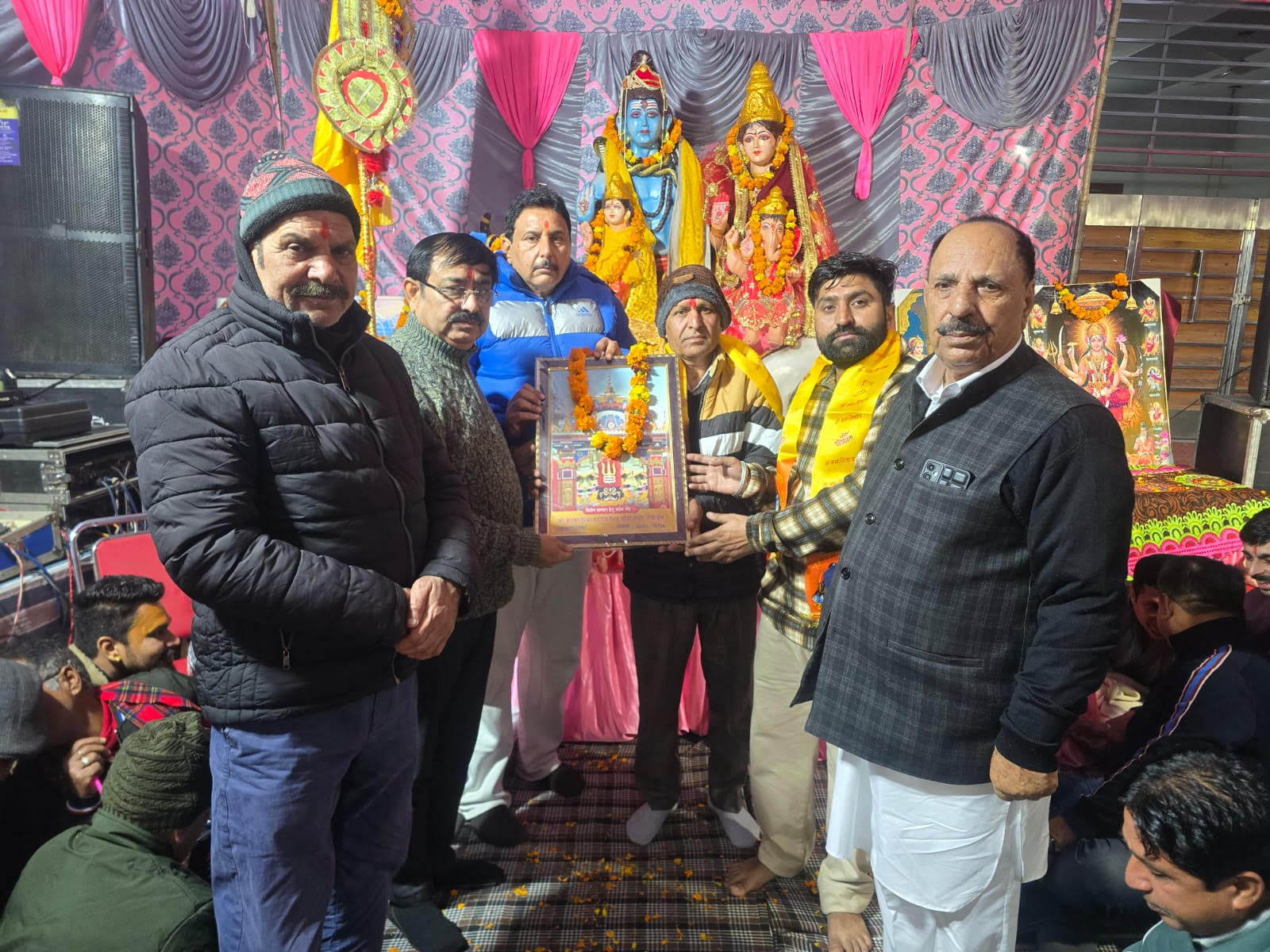शाहाबाद। आयोजक परिवार को स्मृति चिन्ह भेंट करते अतिथि। विज्ञप्ति शाहाबाद। आयोजक परिवार को स्मृति चिन्ह भेंट करते अतिथि। विज्ञप्ति