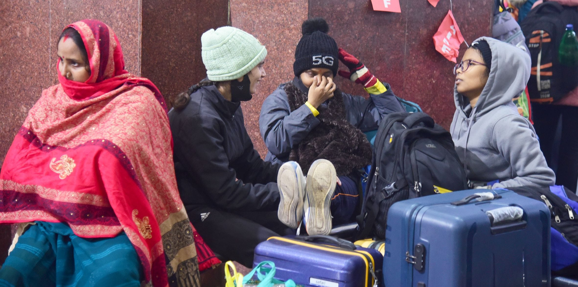 ठंड से ठिठुरते लोग। ठंड से ठिठुरते लोग।