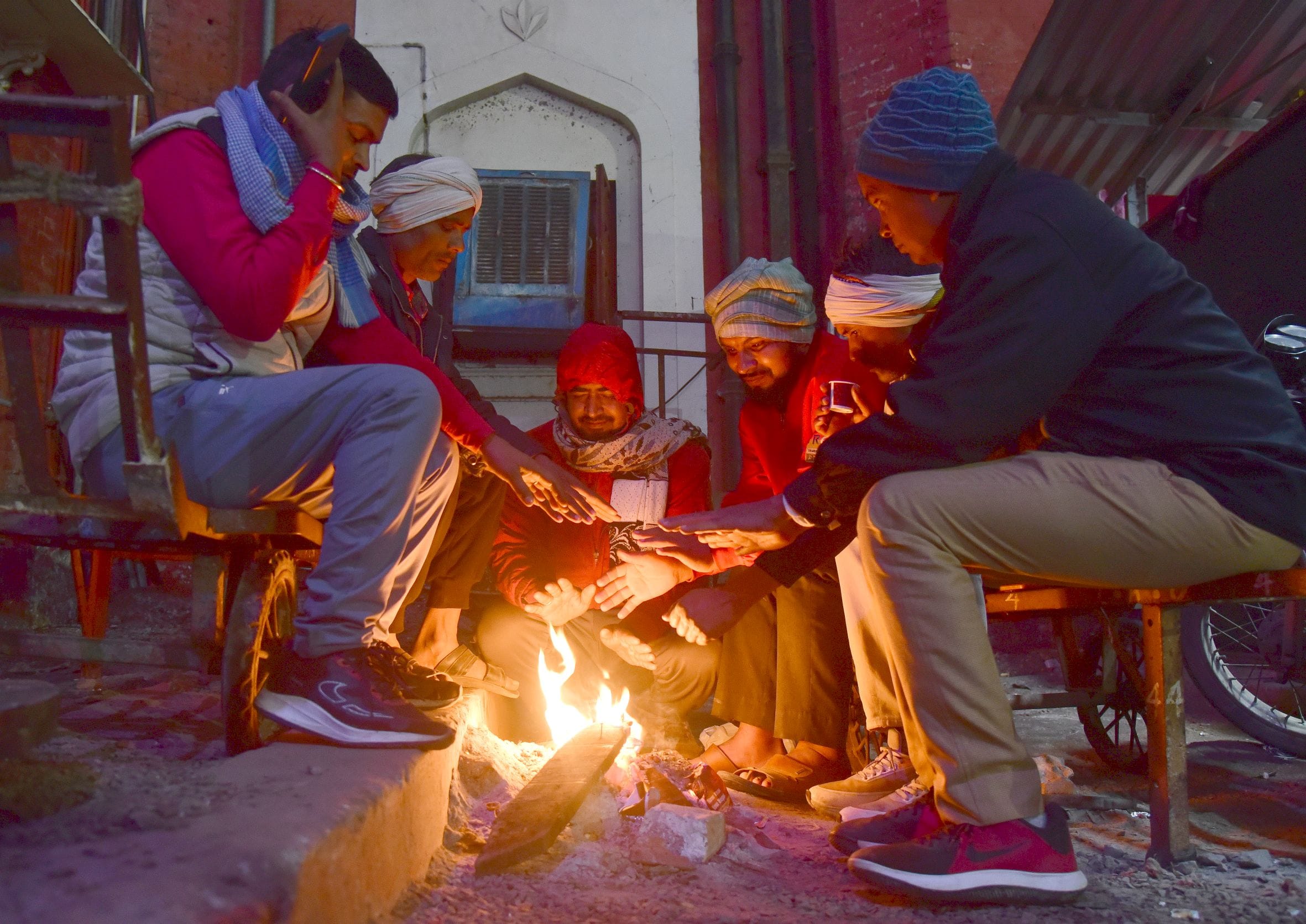 ठंड से ठिठुरते लोग। ठंड से ठिठुरते लोग।