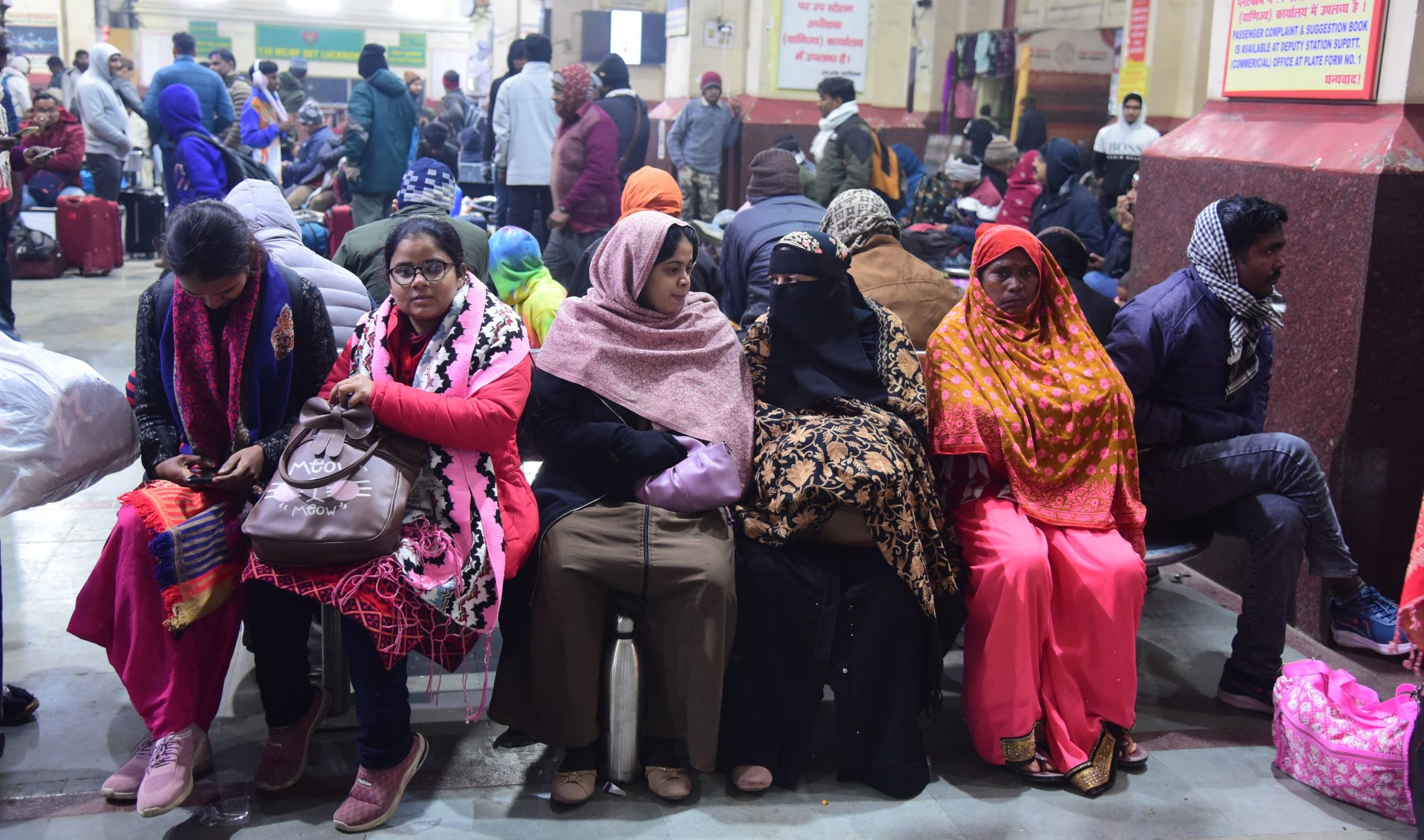 ठंड से ठिठुरते लोग। ठंड से ठिठुरते लोग।