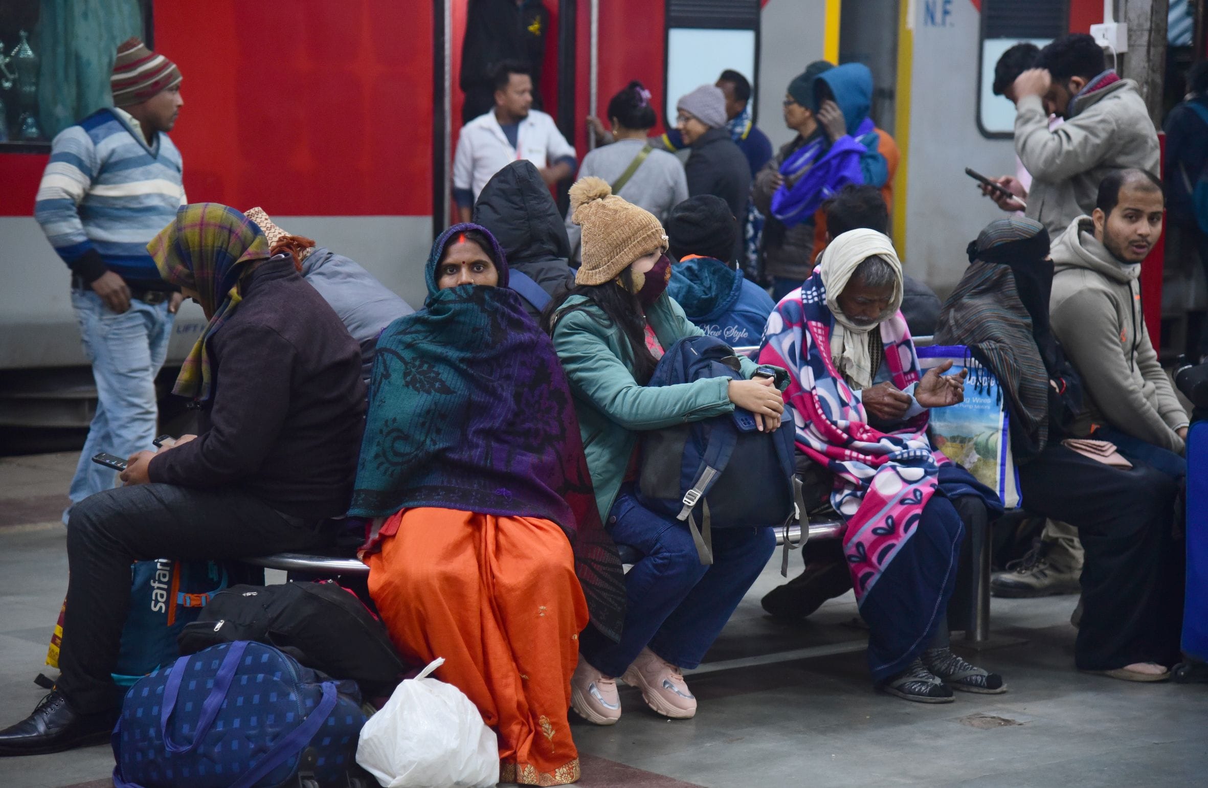 ठंड से ठिठुरते लोग। ठंड से ठिठुरते लोग।