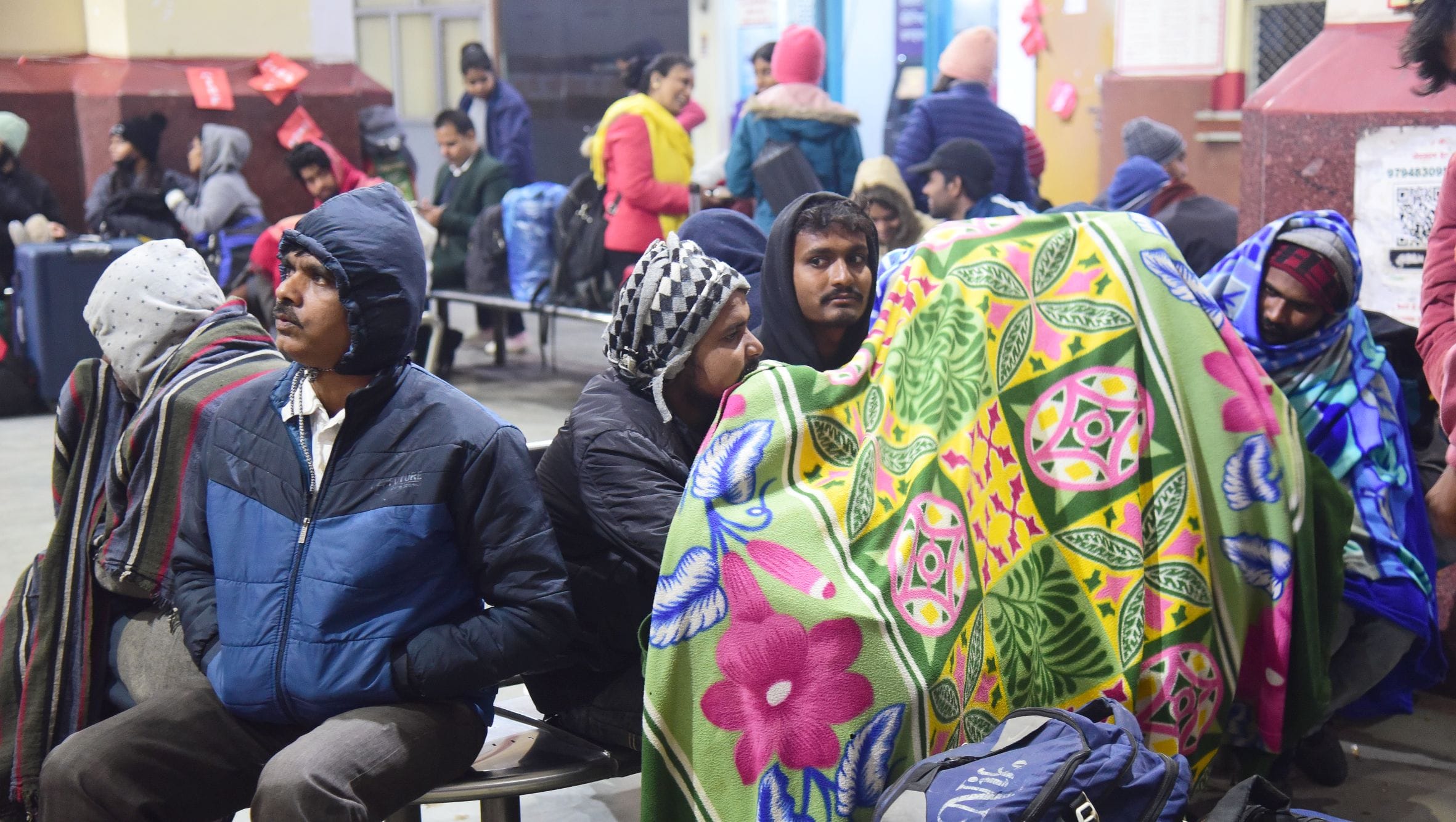 ठंड से ठिठुरते लोग। ठंड से ठिठुरते लोग।