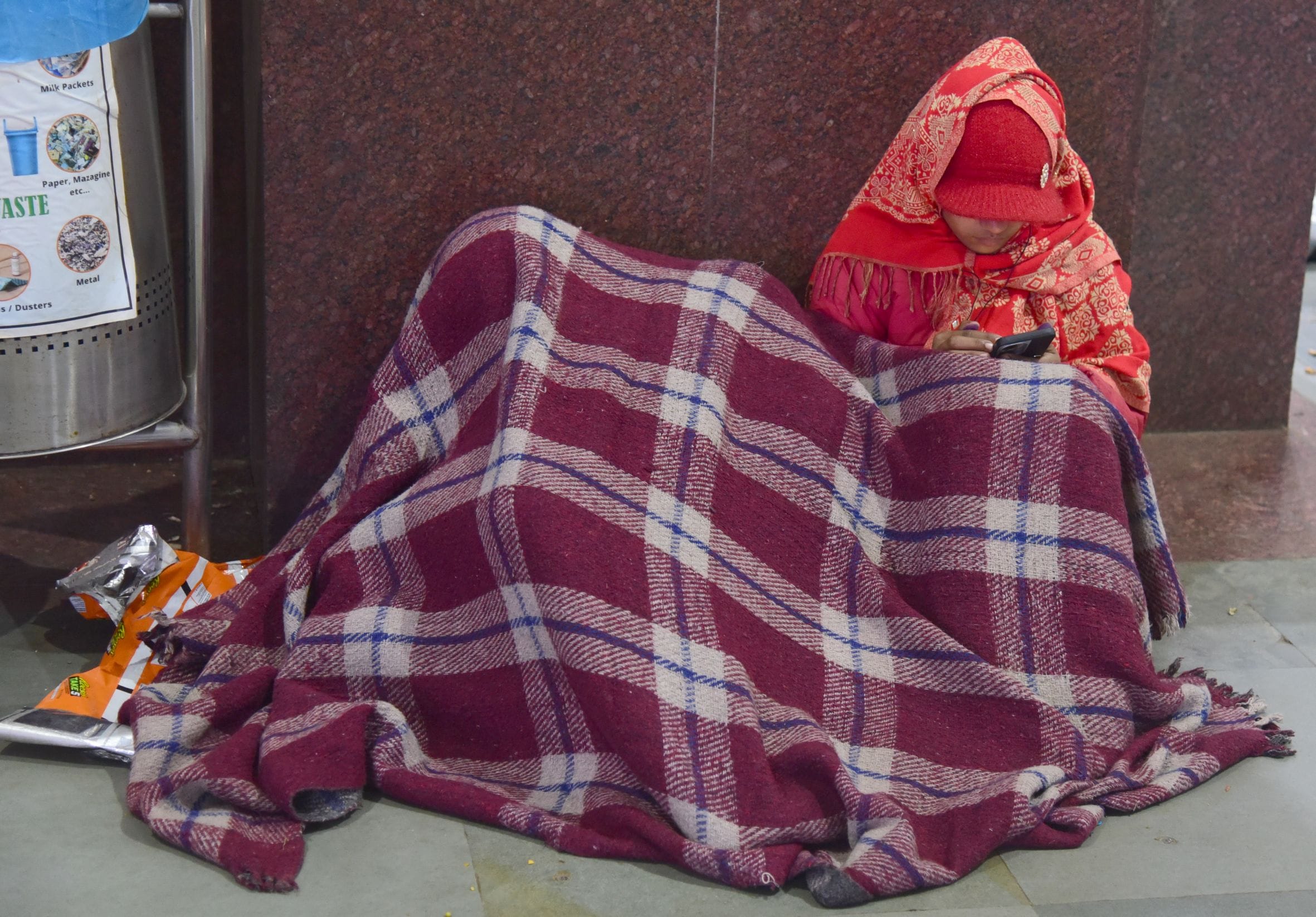 ठंड से ठिठुरते लोग। ठंड से ठिठुरते लोग।