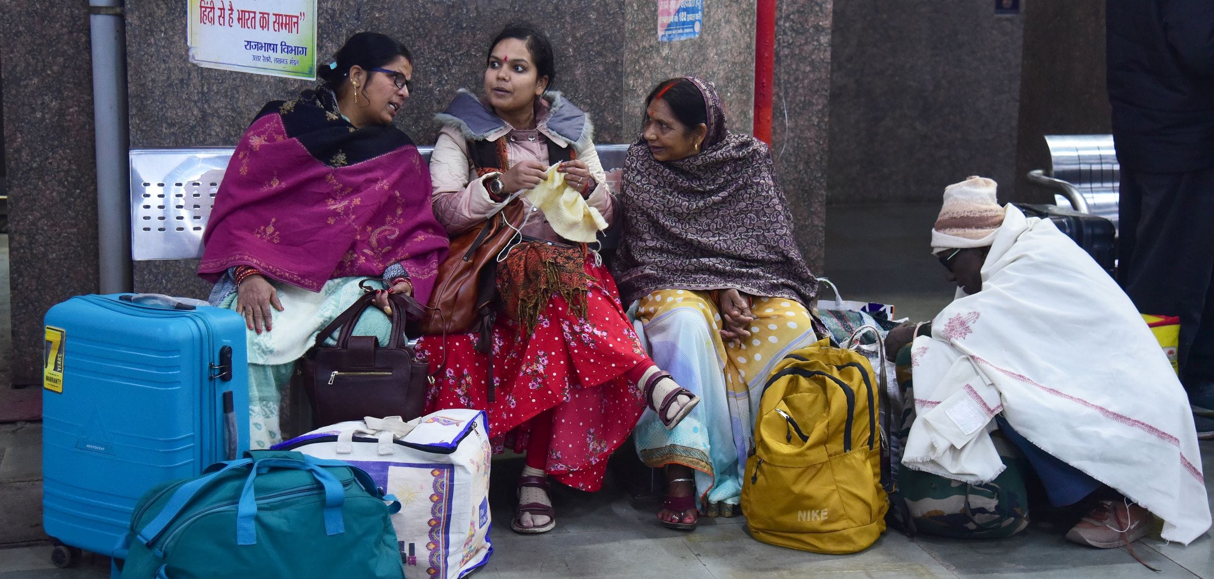 ठंड से ठिठुरते लोग। ठंड से ठिठुरते लोग।