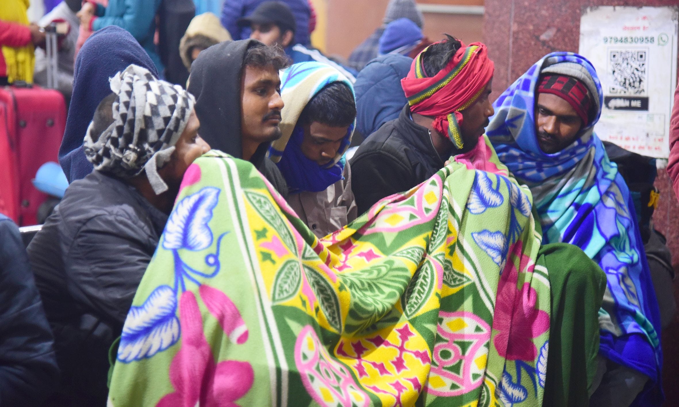 ठंड से ठिठुरते लोग। ठंड से ठिठुरते लोग।