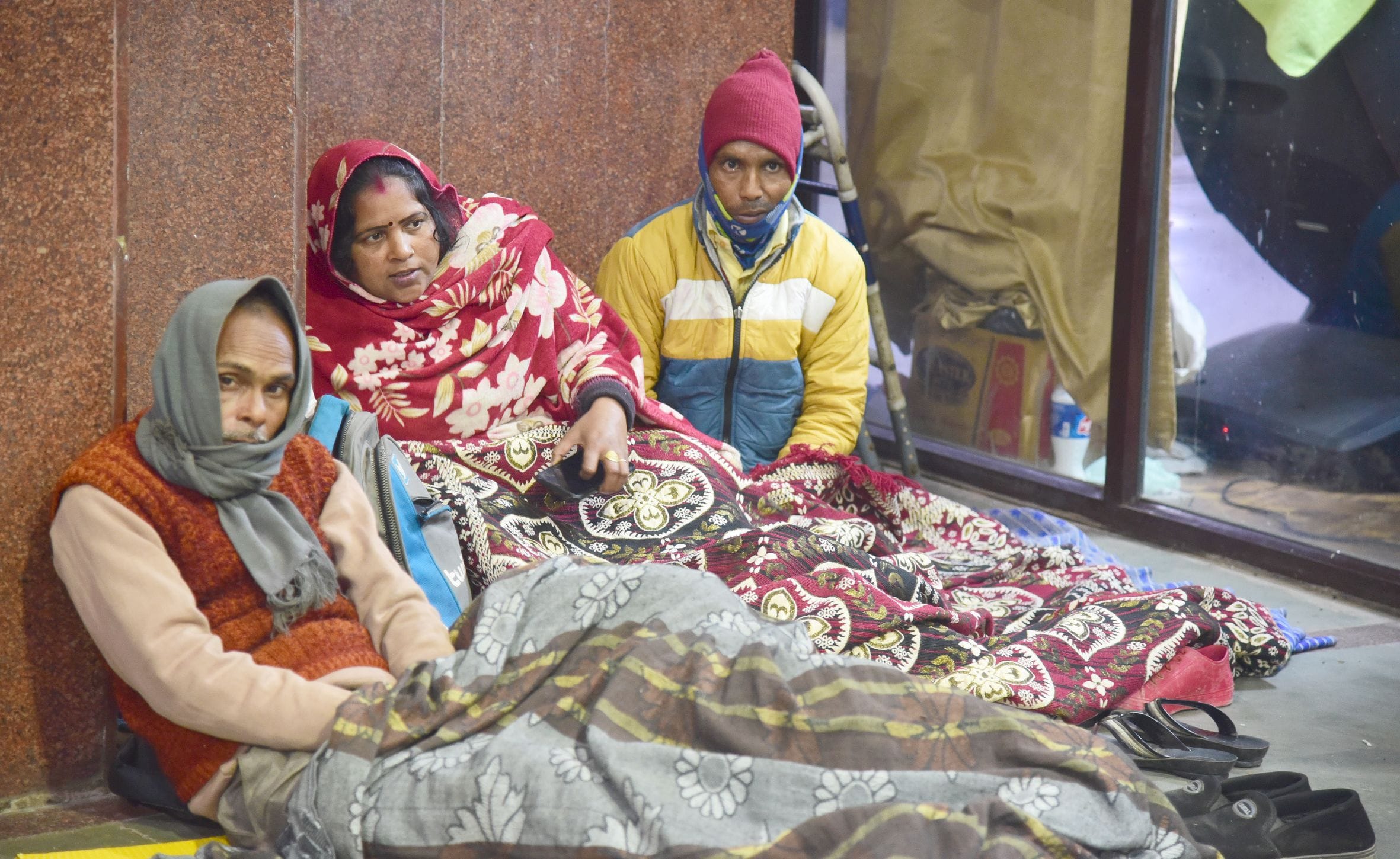 ठंड से ठिठुरते लोग। ठंड से ठिठुरते लोग।